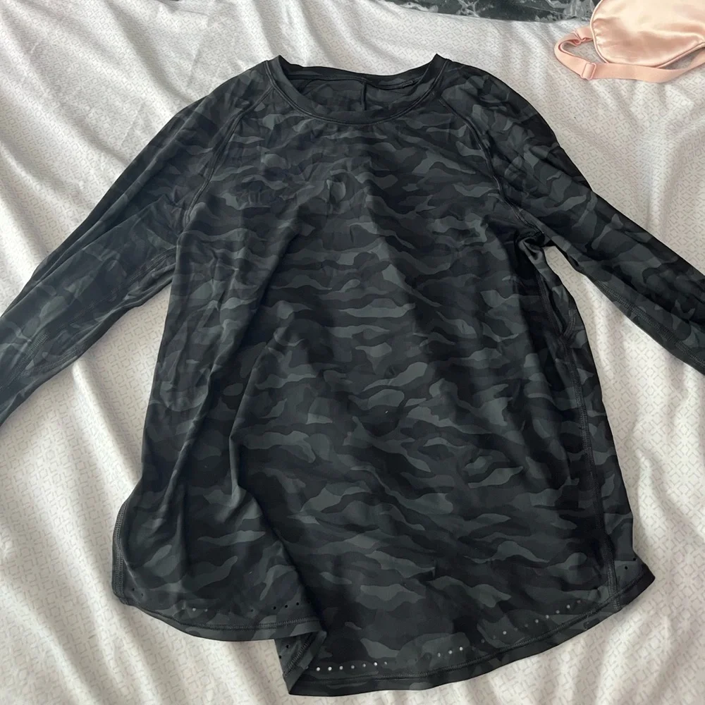 COPY - Lululemon Rise and Run Long Sleeve Discontinued - Picture 2 of 3